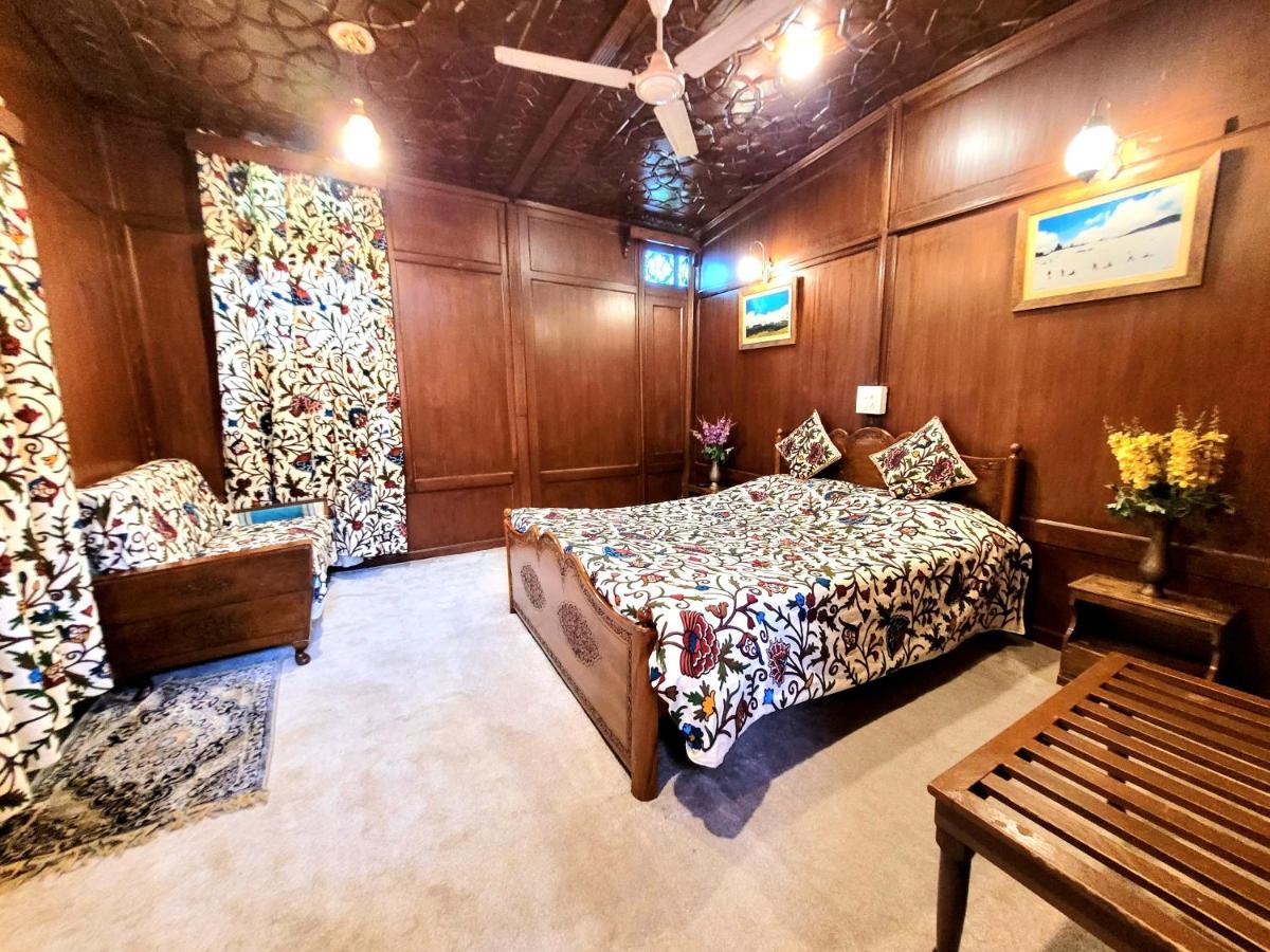Aziz Palace Group Of Houseboats Srinagar  Exterior photo